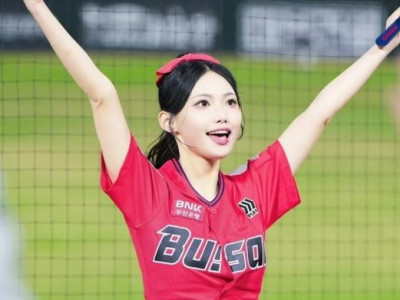 김나현 치어리더 빨간유니폼