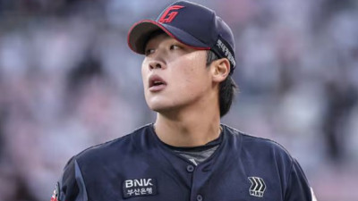 [스포츠중계 좀비티비] 야구장, 과연 안전한가? '아찔한' 헤드샷 두 방에 숨죽인 하루…롯데-KT, 극적인 1-1 무승부 속 희비 교차