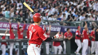 [스포츠중계 좀비티비] SSG, 롯데에 10-1 완승…조형우·최지훈 4안타 맹타, 3위 추격전 불붙다