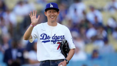 [스포츠중계 좀비티비] 손흥민, 다저스타디움 마운드에서도 ‘7번’…정확한 시구로 뜨거운 환호