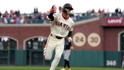 [스포츠중계 좀비티비] 이정후, MLB 통산 10호 홈런 폭발…3안타 맹활약으로 팀 승리 견인